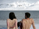 Fin avril 2007 : bain de soleil sur les rives d'un fjord du Spitzberg. Le dégel de l'arctique à lieu de plus en plus tôt dans l'année. A quand les plages au pôle Nord ?(Photo : Reuters/François Lenoir)