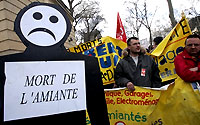 Des salariés manifestent début 2007 à Paris pour la reconnaissance de la pénibilité de leur travail et la négociation d'une retraite anticipée liée au risque amiante.(Photo: AFP)