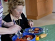 Des infirmières assistent des personnes âgées atteintes de la maladie d'Alzheimer, lors de leur repas.(Photo : AFP)