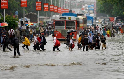 Bombay, en Inde. Sur le seul mois de juillet, il serait tombé dans la région trois fois plus de pluies que l'an passé sur l'ensemble de la mousson.(Photo : Reuters)