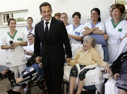 Le président français Nicolas Sarkozy à Dax le 31 Juillet 2007 auprès des malades d'Alzheimer.(Photo : AFP)