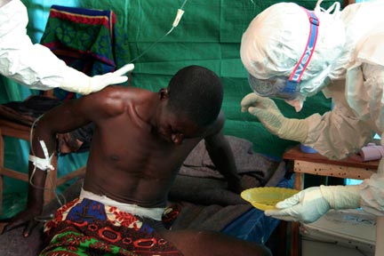 Une équipe médicale de Médecins Sans Frontières (MSF) traite un patient suspecté d'avoir le virus Ebola en République démocratique du Congo.(Photo : Reuters)