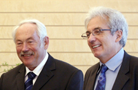 Les deux lauréats du prix Nobel de physique 2007, l'Allemand Peter Grünberg (g.) et le Français Albert Fert.(Photo : Reuters)