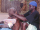 Séances de massages traditionnels avec incantations sur un vieil homme souffrant de maux de poitrine (saax dome).© IRD 