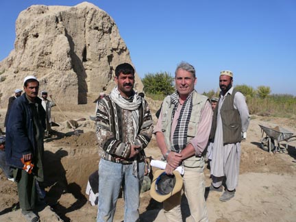  Un archéologue français de la Délégation Archéologique Francaise en Afghanistan avec son équipe de fouilles, à Balkh.(Photo : Constance de Bonnaventure/ RFI)
