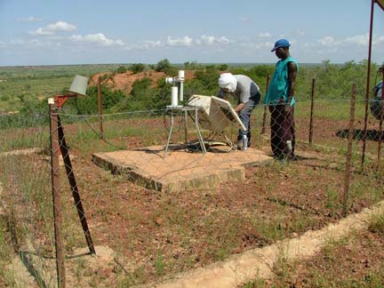Le photomètre enregistre le rayonnement solaire. Cet appareil fait parti d'un réseau de mesure sur toute l'Afrique de l'Ouest.(Photo : <a href="http://www.ird.fr/indigo" target="_blank">IRD</a>)