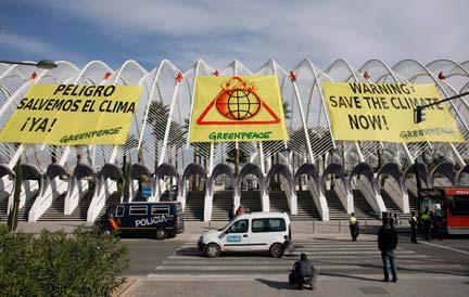 Des activistes de Greenpeace ont protesté avec des bannières géantes lors de l'ouverture des travaux du Giec à Valence en Espagne.(Photo : Reuters)