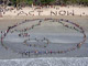 Une chaîne humaine&nbsp;formée de plusieurs centaines de militants écologistes réunis sur la plage de Kuta à Bali, ce dimanche 9 décembre 2007.(Photos : Reuters)
