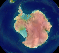 Image du relief de l’Antarctique (NASA). Les barrières de glace (extensions de l’inlandsis sur la mer) sont représentées en bleu-vert.(Photo : NASA/ domaine public)