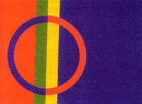 A partir d'un projet de l'artiste sâme Synnove Persen dans les années 1977, le drapeau sâme représente un symbole d'unité : son segment bleu renvoie à la lune, la partie rouge au soleil et ses couleurs, aux quatre éléments : feu (rouge), terre (vert), air (jaune), eau (bleu).DR