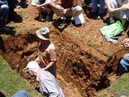 Agronomes sur le terrain : étude du sol.(Photo : Agnès Rougier/ RFI)