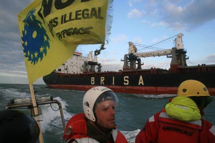 Greenpeace en action contre le transport de bois illégal.(Photo : Karl Joseph / <a href="http://www.greenpeace.org/france" target="_blank">Greenpeace</a>)
