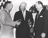 Le président américain, Dwight Eisenhower (centre), lors de la création de la NASA en 1958.(Photo : NASA)