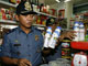 Deux policiers inspectent les bouteilles de lait dans le quartier chinois de Manille, le 24&nbsp;septembre 2008.(Photo : Reuters)