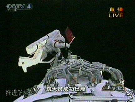 L'astronaute chinois Zhai Zhigang du Shenzhou-VII, tenant le drapeau national lors sa sortie dans l’espace, le 27&nbsp;septembre 2008(Photo : Reuters)