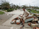 Une victime de l'ouragan Ike, assis sur les restes de sa maison, à Galveston, au Texas, le 14 août 2008.(Photo : Reuters)