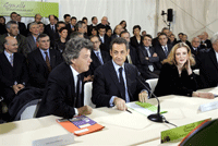 De gauche à droite : le Ministre de l'environnement Jean-Louis Borloo, le président de la République Nicolas Sarkozy et la députée de l'environnement Nathalie Kosciusko-Morizet, le 4 novembre 2008 à Saint-Gobain.(Photo: AFP)
