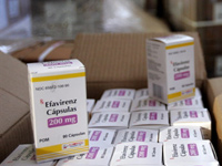 Arrivée au Brésil de la première fournée d'Efavirenz produit en Inde.(Photo : Evaristo Sa/ AFP)