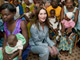 La Première dame de France, Carla Bruni-Sarkozy, au milieu de mères burkinabées avec leurs enfants, au centre médical de Pissy à Ouagadougou, le 11 février 2009.(Photo : Reuters)