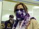 A l'aéroport de Madrid, à défaut d'un masque médical,&nbsp;certains passagers se couvrent le visage d'un&nbsp;foulard, le 27 avril 2009.(Photo : AFP)