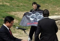 Un manifestant français de Reporters sans frontières essaye de perturber l'allocution du responsable olympique chinois, le 24 mars 2008 à Olympie