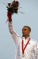 Le kayakiste Fabien Lefèvre célèbre sa médaille d'argent à Pékin le 12 août 2008.