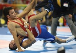 Steeve Guénot (bleu) contre Kanatbek Begaliev en finale des -66kg des JO de Pékin, le 13 août 2008