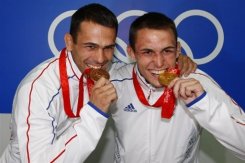 Les frères Christophe (g) et Steeve Guénot fêtent leur médaille de bronze pour le premier et d'or pour le second, en lutte gréco-romaine aux JO de Pékin, le 13 août 2008