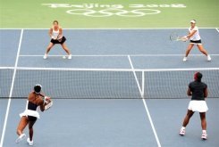 Venus et Serena Williams (dos) contre Virginia Ruano Pascual et Anabel Medina en finale du double des JO de Pékin, le 17 août 2008