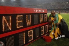 Le Jamaïcain Usain Bolt devant le panneau affichant son record du monde du 200 m, aux JO  Pékin le 20 août 2008