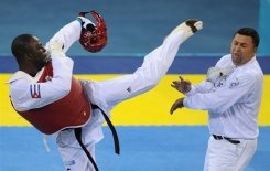 Le Cubain Angel Valodia Matosfrappe au visage l'arbitre Chakir Chelbat après avoir perdu la médaille de bronze de sa catégorie, le 23 août 2008