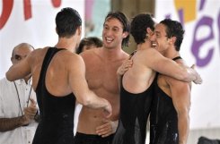 Grégory Mallet, Fabien Gilot, William Meynard et Frédérick Bousquet, après avoir battu le record du monde du 4x100 en petit bassin, le 20 décembre 2008  à Marseille