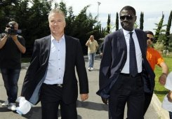 L'entraîneur Didier Deschamps (G) et Pape Diouf (D) lors d'une conférence de presse à Marseille, le 2 juin 2009.