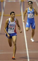 Le Français Fadil Bellaabouss (g) lors du 400 m haies, le 20 juin 2009 à Leiria