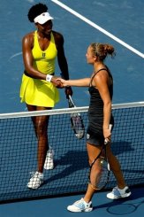 L'Américaine Venus Williams sert la main de son adversaire à Ukrainienne Kataryna Bondarenko, le 18 août 2009 à Toronto.