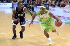 Le Dijonnais Ramel Bradley (G), aux prises avec Boby Dixon, de Villeurbanne, le 2 octobre 2009 à Villeurbanne