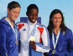 Malia Metella (c), médaille de bronze sur 50 m nage libre, le 28 juin 2009 lors des Jeux méditerranéens à Pescara en Italie.