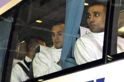 Le bus des joueurs de football algériens à leur arrivée au Caire, le 12 novembre 2009.