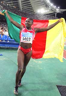 Françoise Mbango Etone célèbre sa victoire dans le triple saut des Jeux d'Athènes.(Photo: AFP)