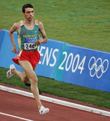 Hicham el Guerrouj, champion olympique 2004 du 1 500 mètres.
