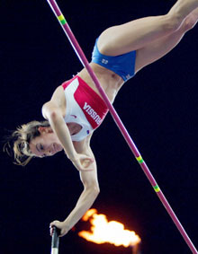 La Russe Yelena Isinbayeva, a battu son propre record du monde du saut à la perche, à hauteur de 4 mètres 91.(Photo : AFP)