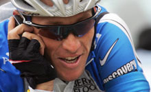 Ambiance détendue pour l'Américain Lance Armstrong qui participe pour la dernière fois au Tour de France.(Photo: AFP)