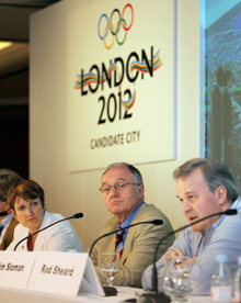La ministre britannique Tessa Jowell (G), le maire de Londres Ken Livingstone (C) et l'architecte australien Rod Sheard (D) à Singapour.(Photo : AFP)