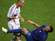 Le défenseur italien Materazzi s'écroule à  la 110e minute, après un coup de tête de Zidane.(Photo : AFP)