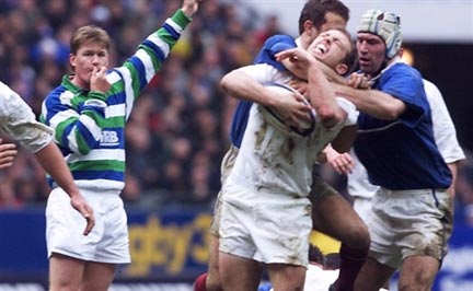 Arbitrage dans le tournoi des Six nations 2000&nbsp;: l'arbitre australien Stuart Dickinson sanctionne le Français Olivier Magne pour un placage trop haut sur le joueur anglais Matt Dawson. (Photo : AFP)