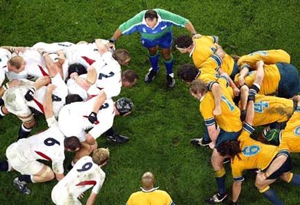 Entrée en mêlée : Anglais et Australiens sont face-à-face. Un des moments les plus intenses du jeu de rugby à XV.(Photo : AFP)