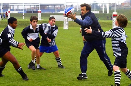 Des jeunes de la banlieue parisienne s'entraînent avec l'ancien international français Fabien Galthié.(Photo : AFP)