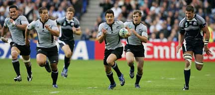 L'essai de Dan Carter réussi après une course victorieuse de 50 m.(Photo: Reuters)