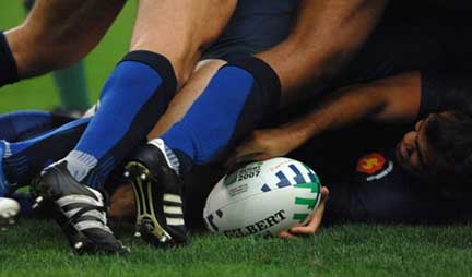 David Marty pris au coeur d'un <i>ruck</i> dans le match France-Irlande.(Photo: AFP)