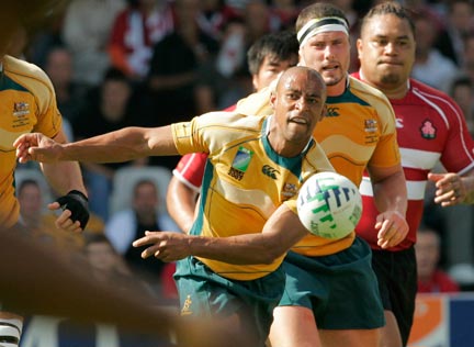 L'Australien George Gregan (au centre), lors du match contre le Japon à Lyon le 8 septembre 2007.(Photo : Reuters)